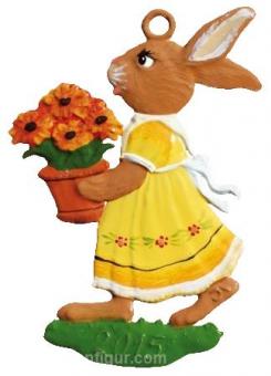 Pendentif : fillette lapin avec bouquet de fleurs 