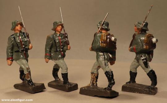 Fabrication inconnue : Quatre soldats de marche avec havresac, 1919 à 1935 