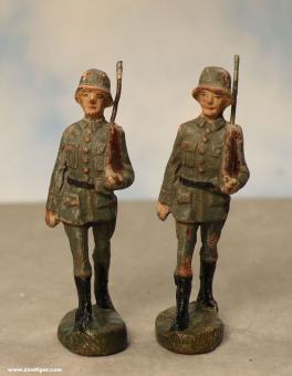 Zwei Reichswehrsoldaten ohne Tornister im Marsch 