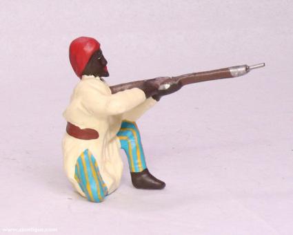 Abessinier kniend schießend 