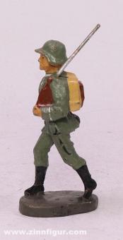 Soldat en marche avec sac à dos 