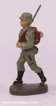Soldat en marche avec sac à dos 