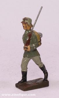Soldat de marche avec sac à dos 